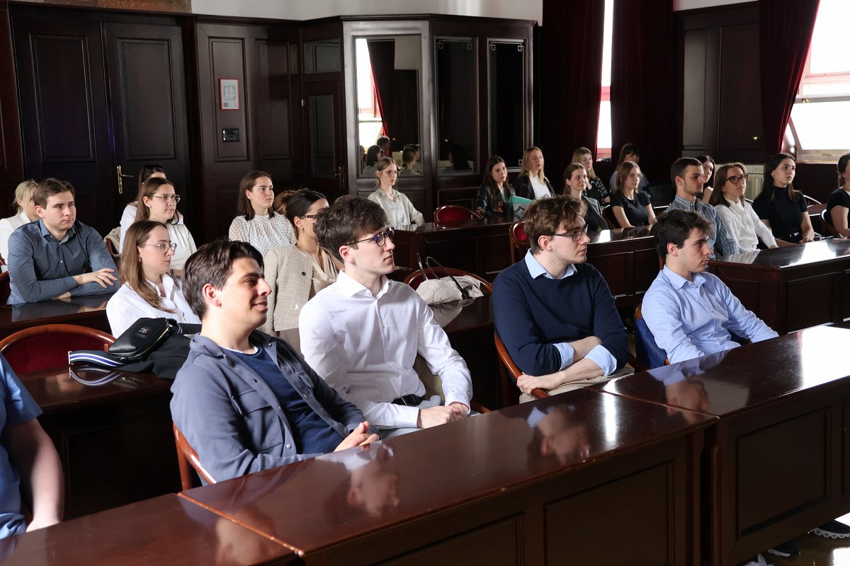 Študenti Pravne fakultete Univerze v Ljubljani na obisku na Vrhovnem sodišču
